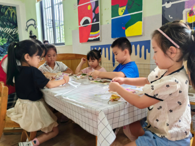 迎接世界地球日 萌娃开启垃圾分类之旅