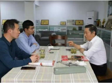 破茧卌秋织 经纬 ，耕心万里种青松