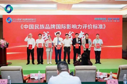 承彝医武根脉 传岐黄仁心——专访当代中医创新领军人李乘伊教授