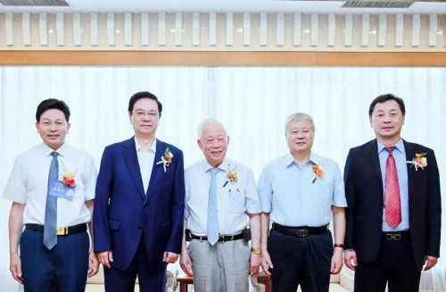 承彝医武根脉 传岐黄仁心——专访当代中医创新领军人李乘伊教授